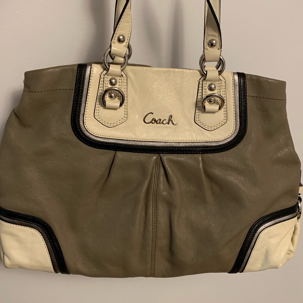Beautiful COACH bag! Loved it but I have to downsize. Open to offers 😉